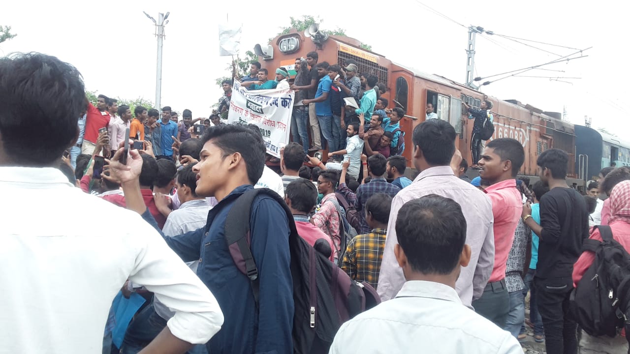 Bihar: Hundreds Of Students Protest Against Privatisation Of Railways ...